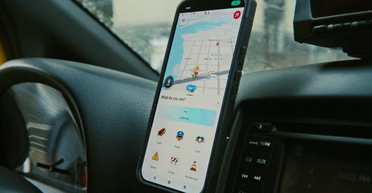 Schermata delle segnalazioni vocali conversazionali di Waze
